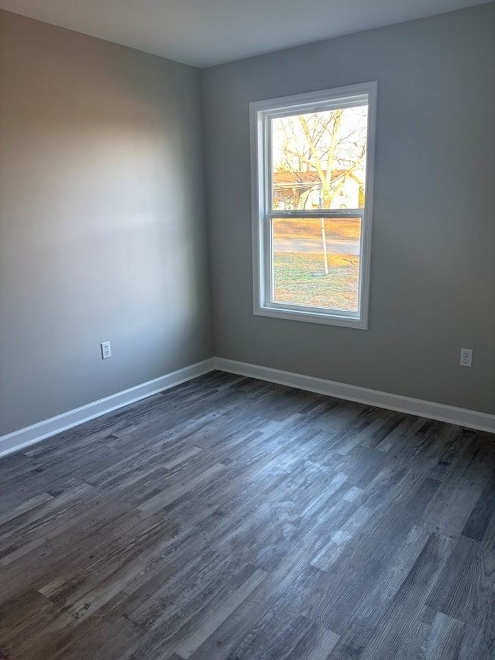 533 Lawrence St - Photo 3 of 13