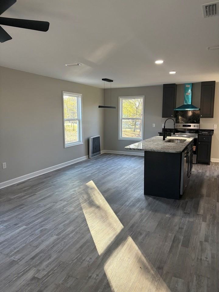 533 Lawrence St - Photo 4 of 13