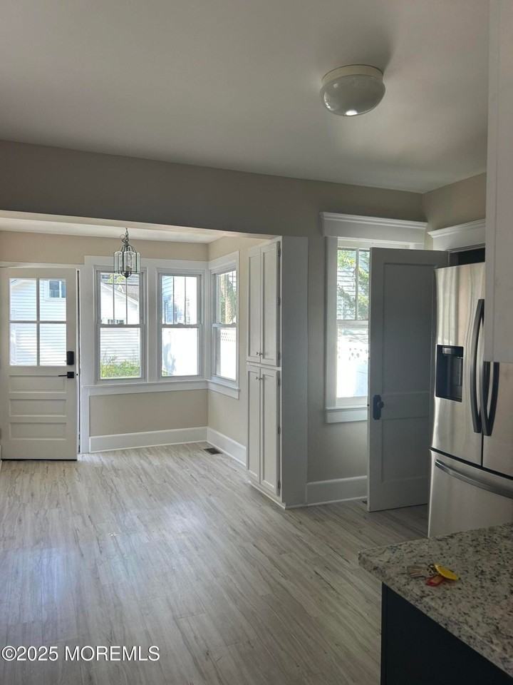 435 Norwood Ave - Photo 5 of 39