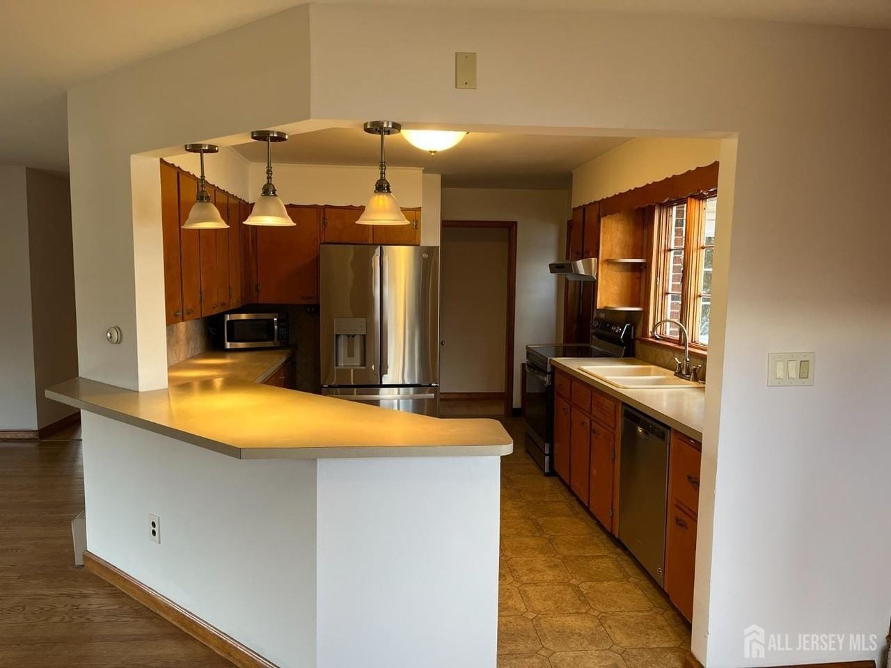 123 Mccutcheon Ave - Photo 3 of 13