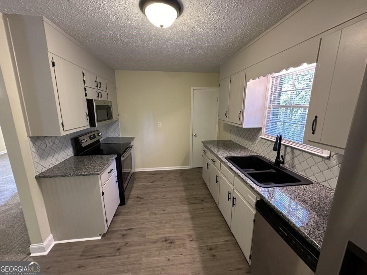 7 Elaine Dr - Photo 4 of 29