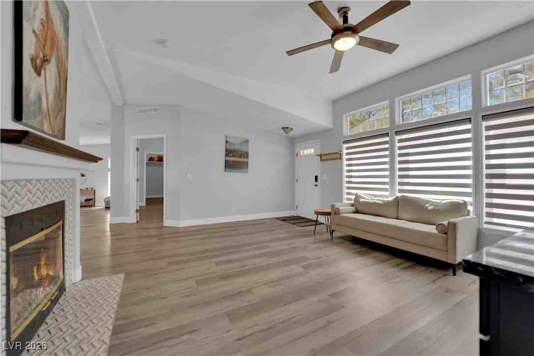 6425 W Quail Ave - Photo 3 of 50