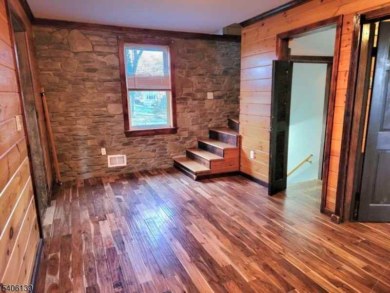 906 Center St - Photo 2 of 11