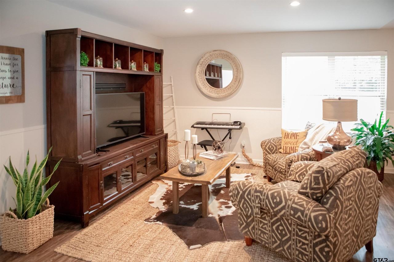 406 Hideaway Ln E - Photo 4 of 48