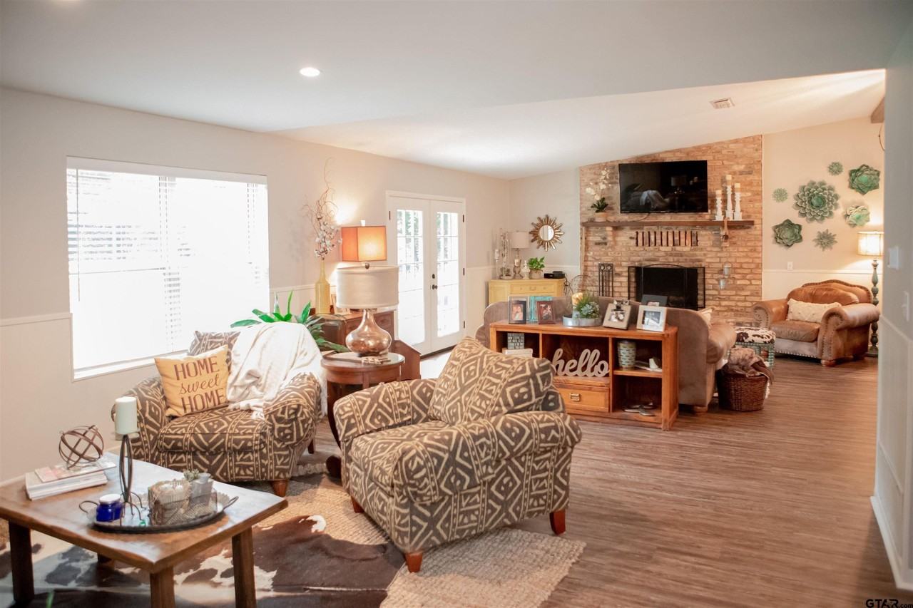 406 Hideaway Ln E - Photo 5 of 48