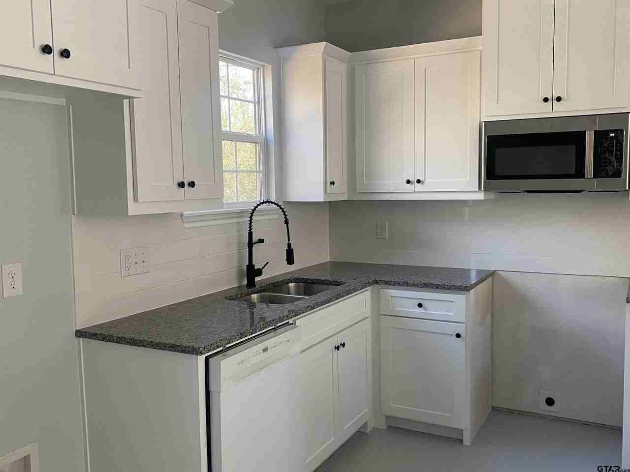 19213 Hillside Dr - Photo 4 of 11