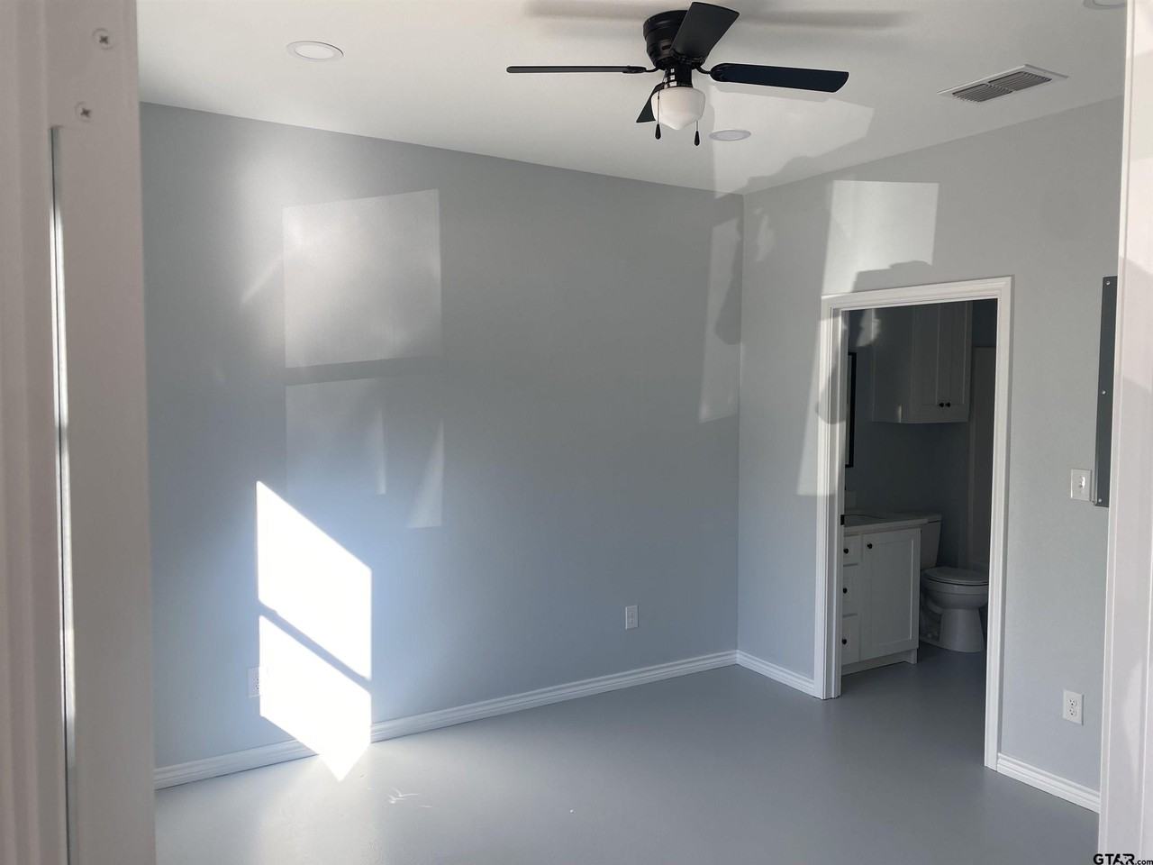 19213 Hillside Dr - Photo 6 of 11