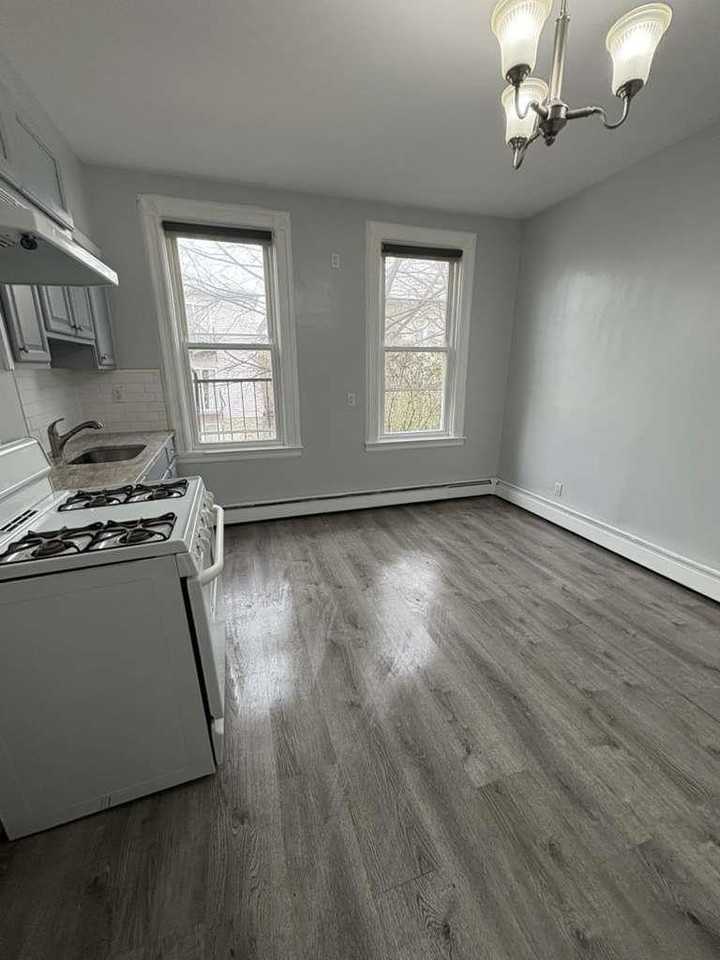 146 Grace St #2R - Photo 4 of 15