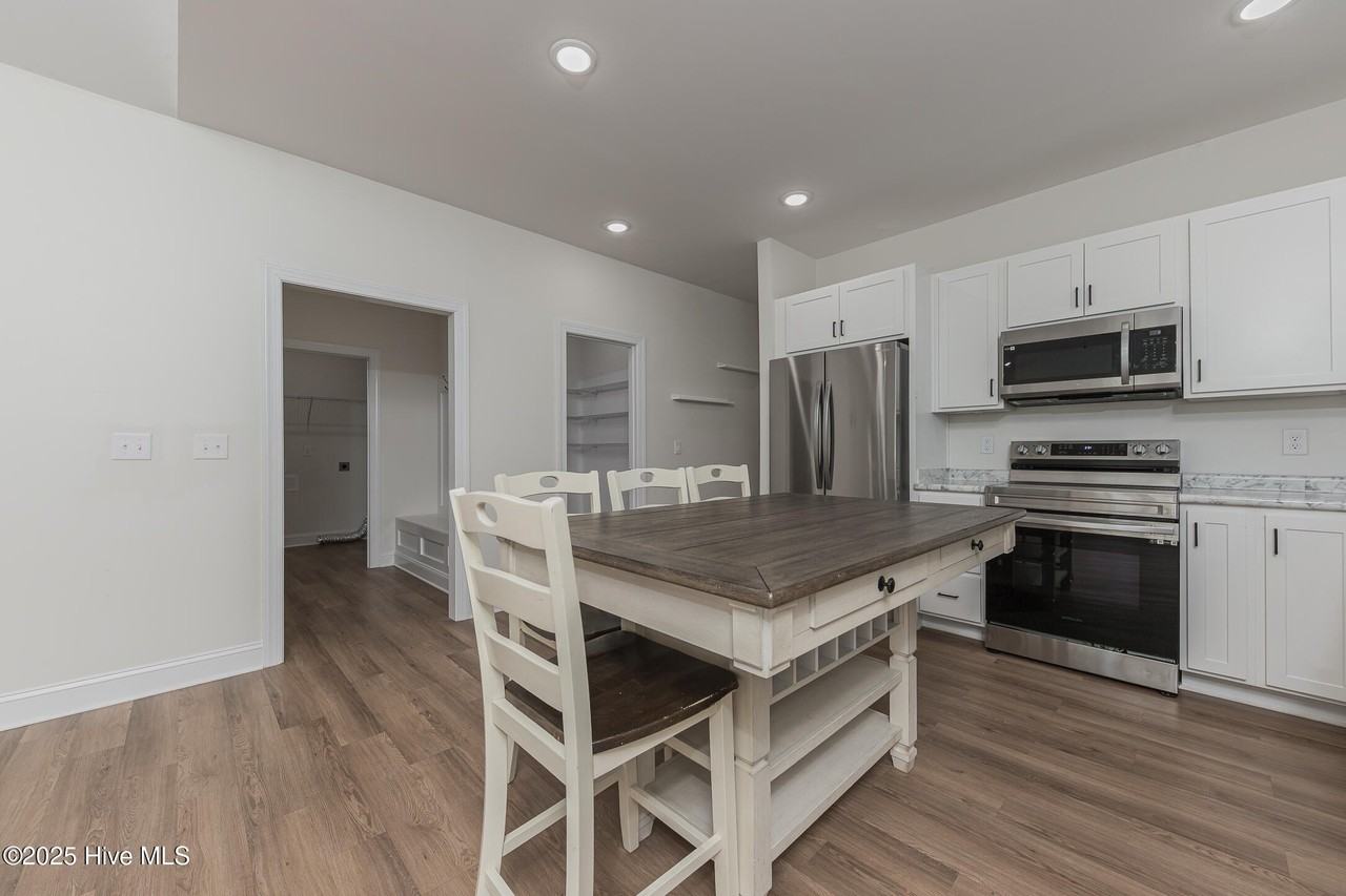 111 Hampton Ct - Photo 7 of 31