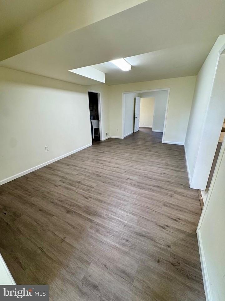 1040 Springhill Way - Photo 5 of 36