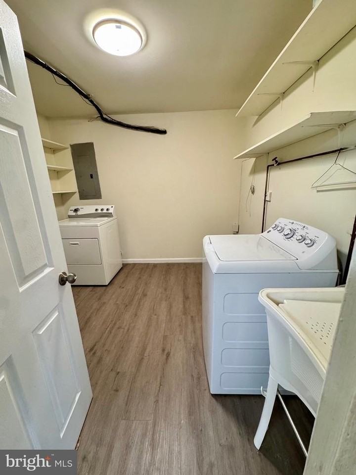 1040 Springhill Way - Photo 7 of 36