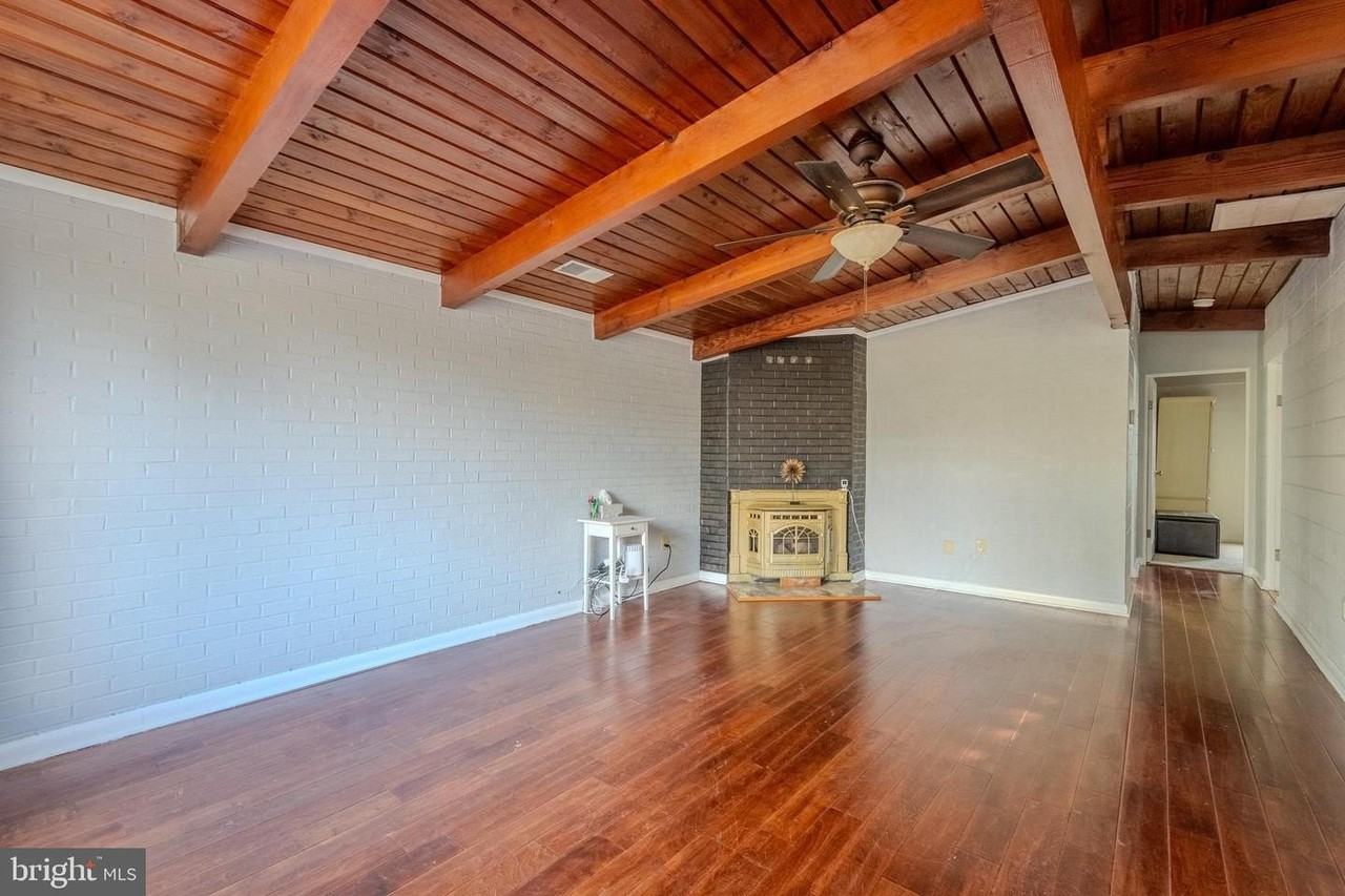 221 Beverley Ave - Photo 3 of 14