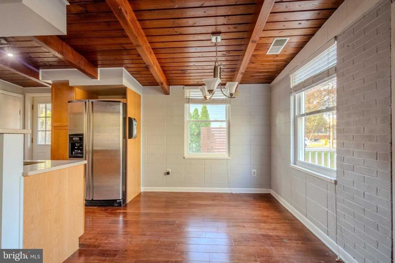 221 Beverley Ave - Photo 4 of 14