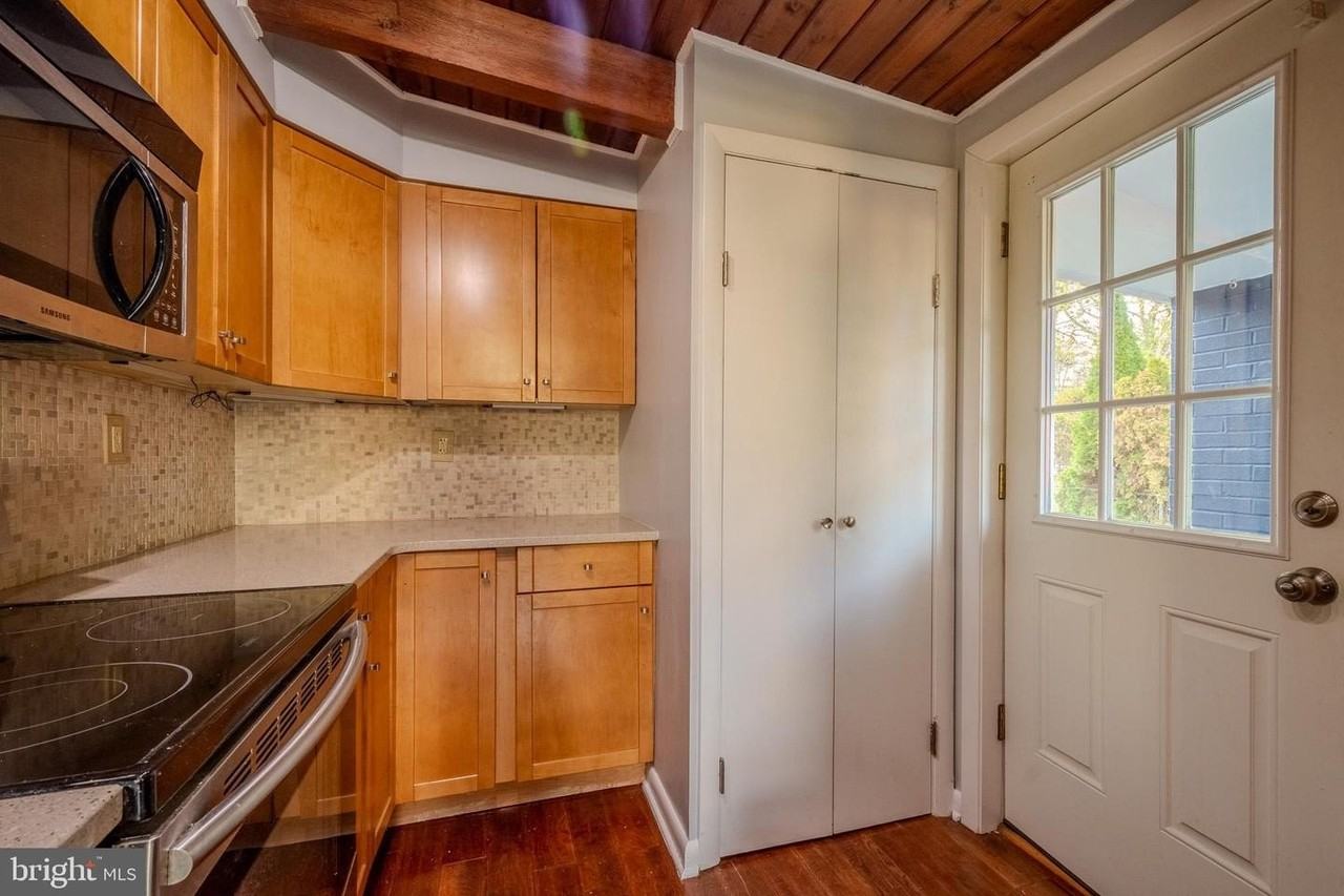 221 Beverley Ave - Photo 6 of 14