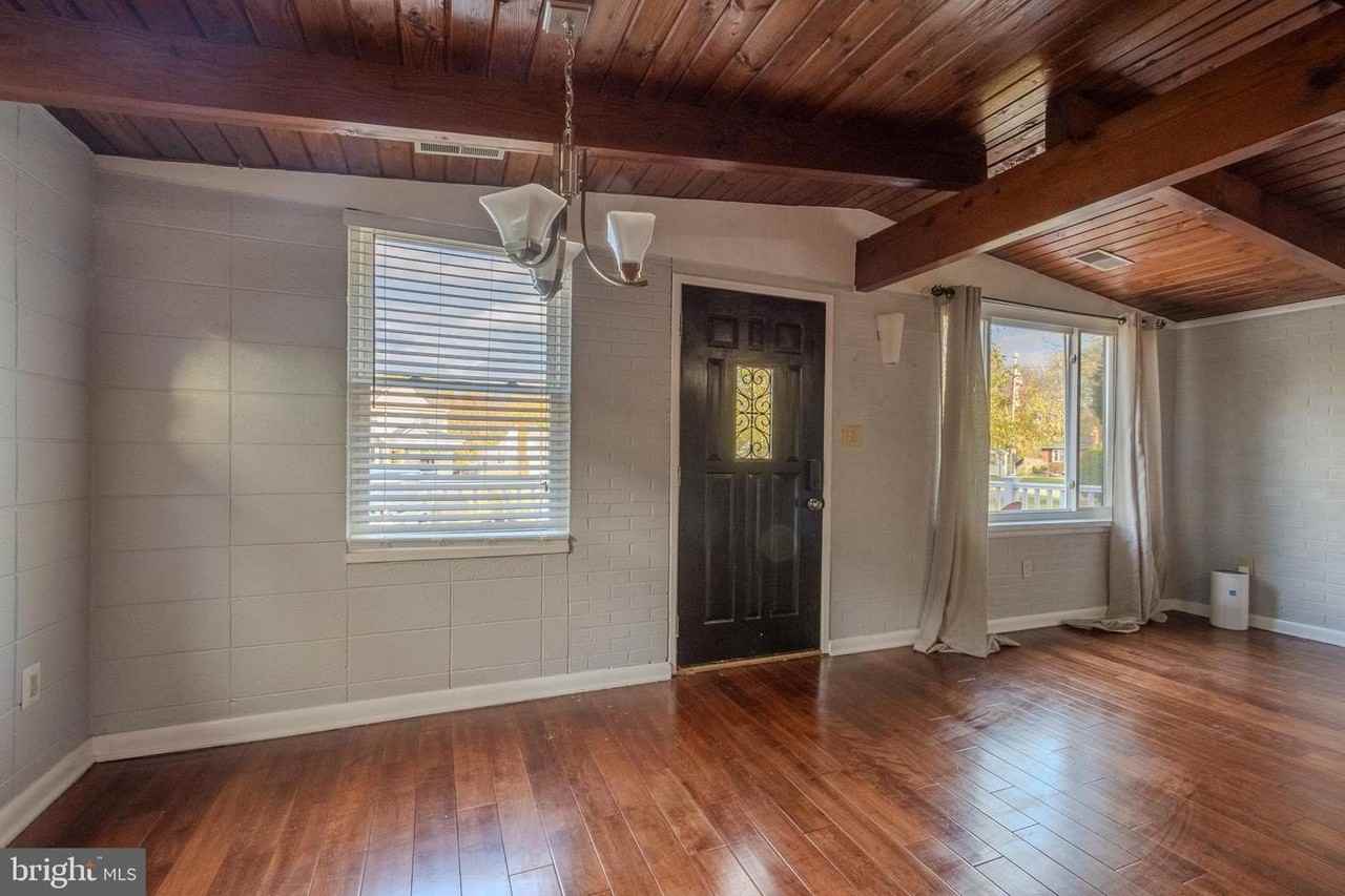 221 Beverley Ave - Photo 7 of 14