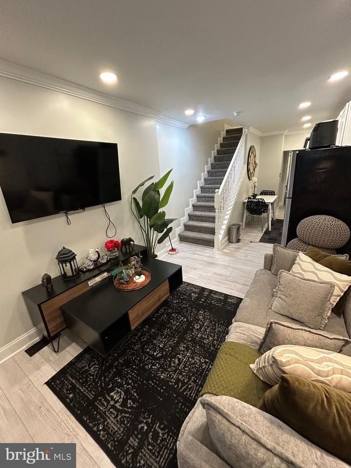 616 S Rose St - Photo 3 of 11