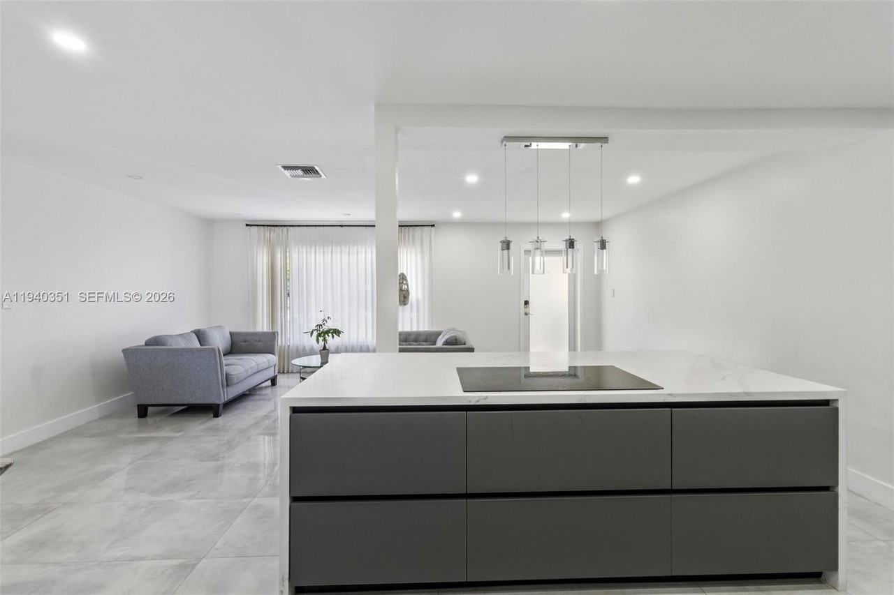 8014 Nw 101st Ave - Photo 4 of 16