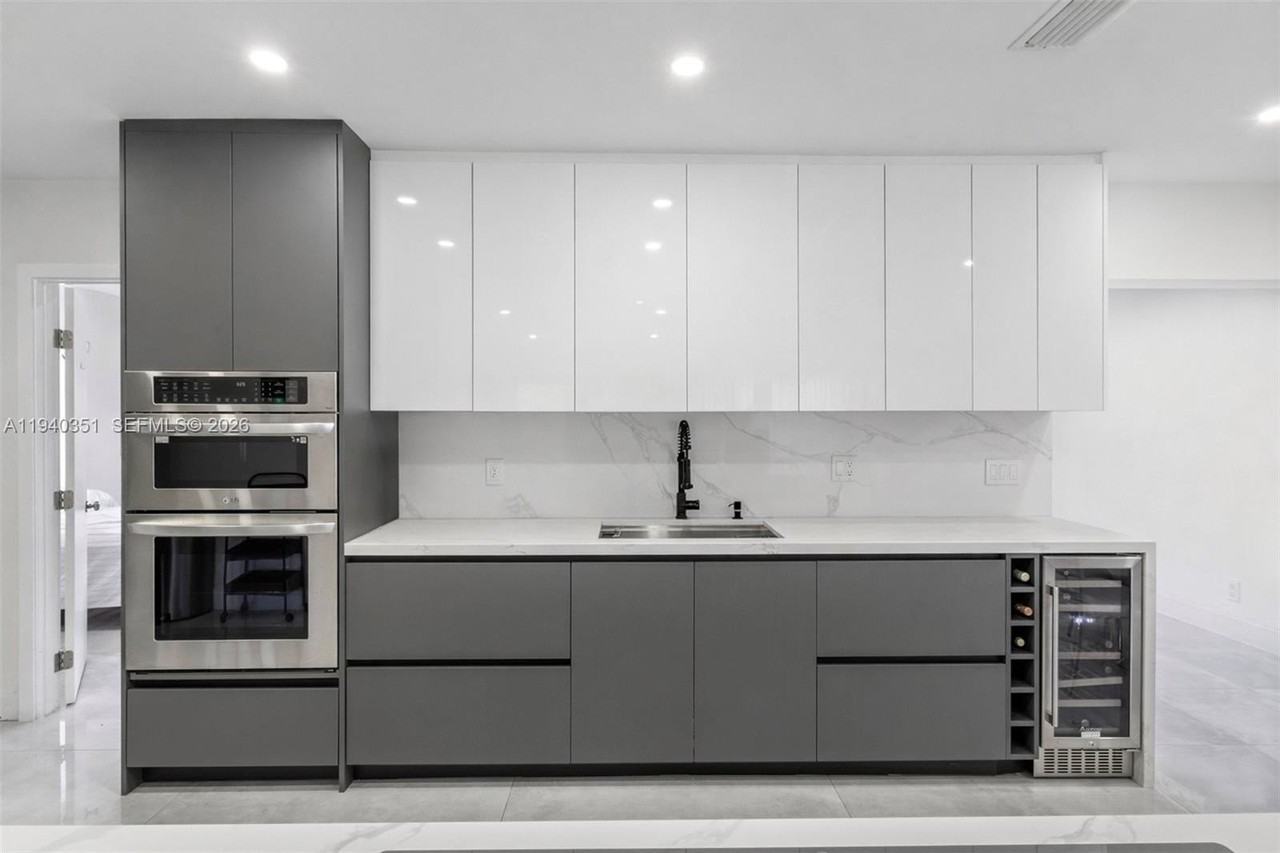 8014 Nw 101st Ave - Photo 5 of 16