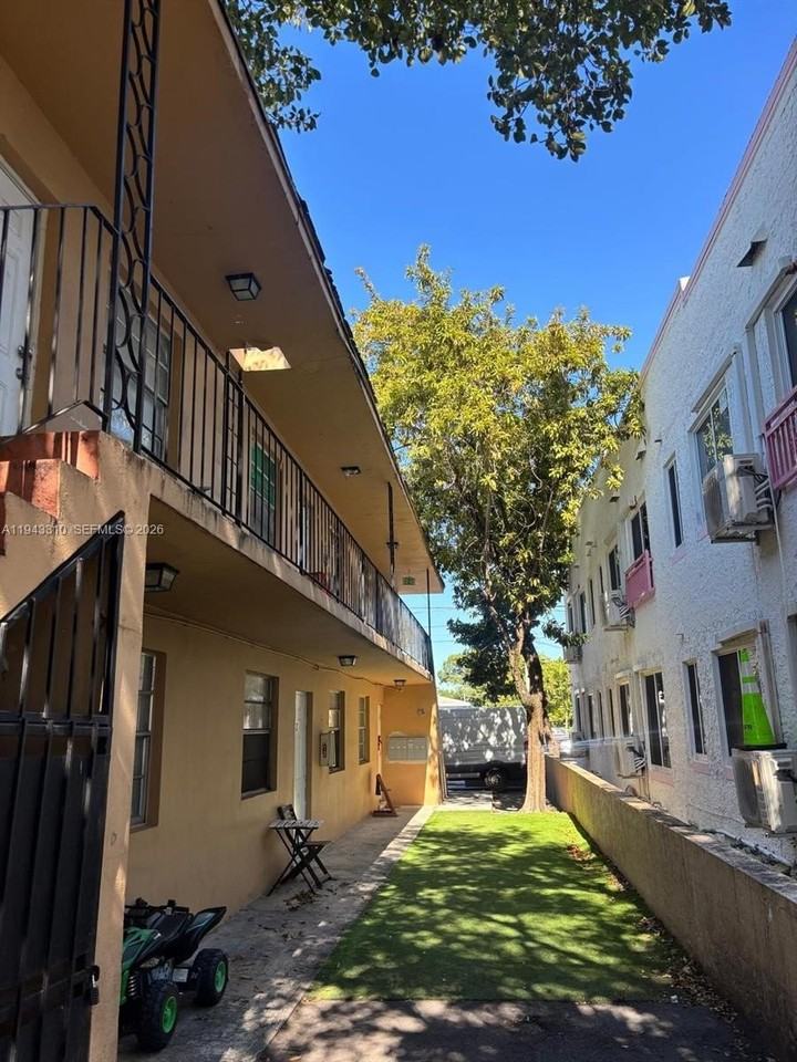 1320 Sw 6th St #4 - Photo 2 of 11