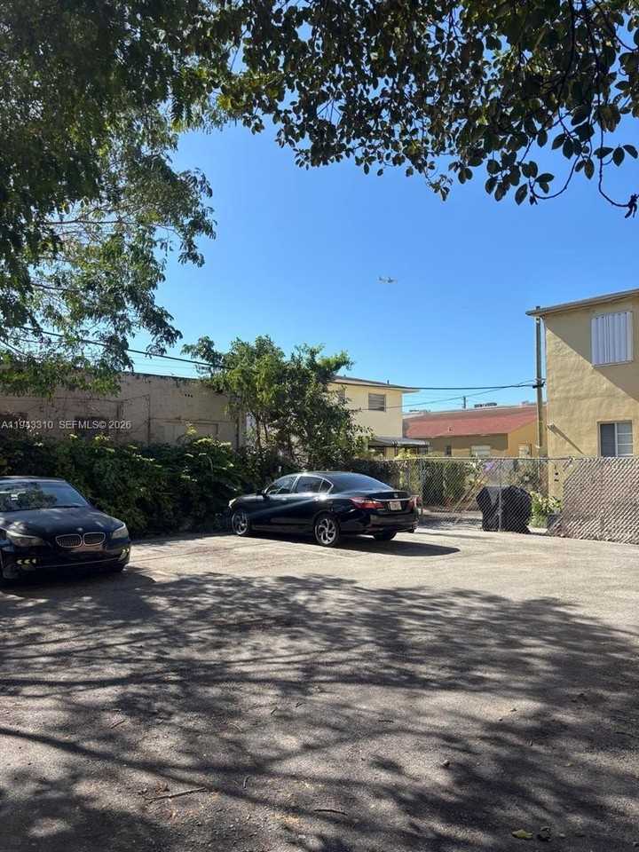 1320 Sw 6th St #4 - Photo 3 of 11