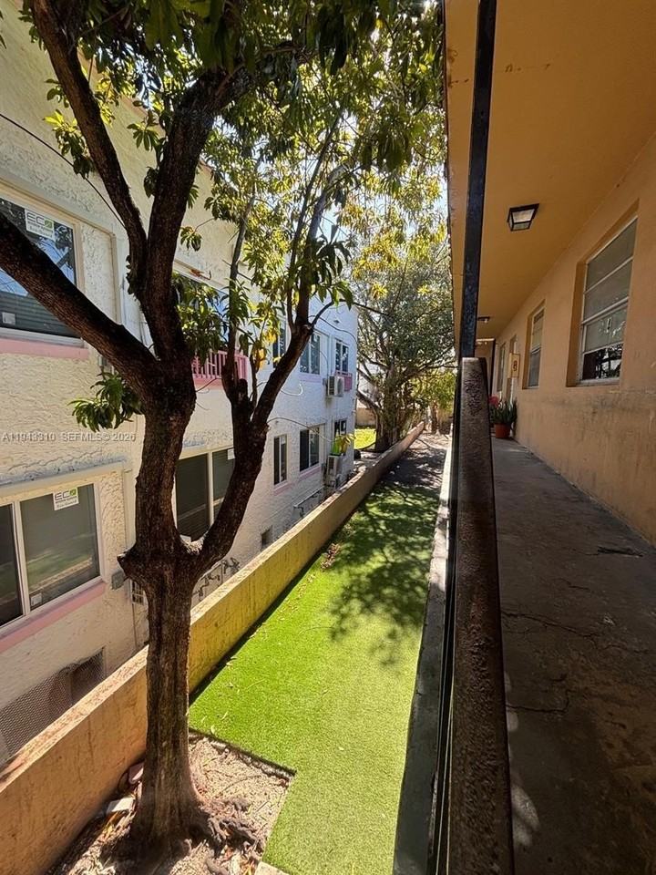 1320 Sw 6th St #4 - Photo 4 of 11