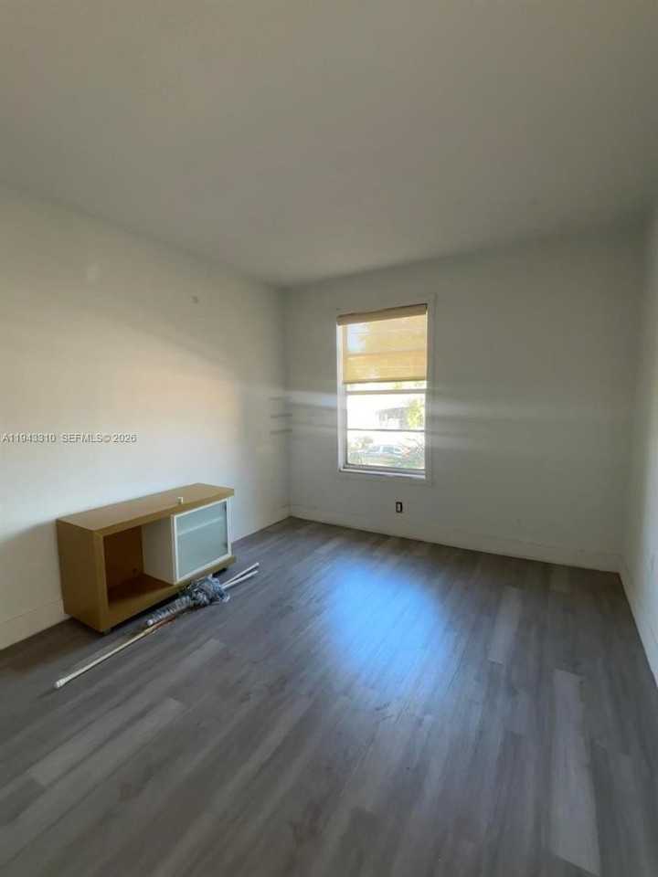 1320 Sw 6th St #4 - Photo 5 of 11