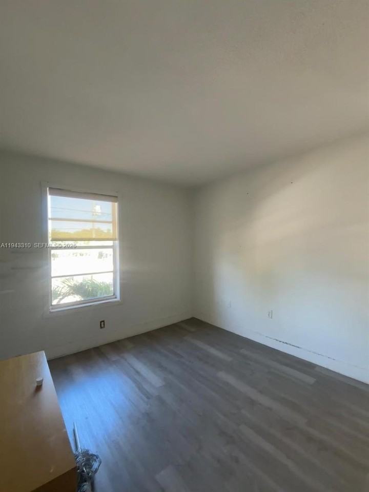 1320 Sw 6th St #4 - Photo 6 of 11