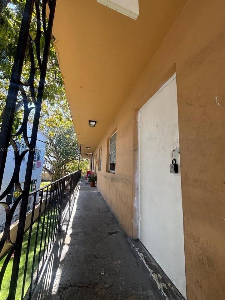 1320 Sw 6th St #4 - Photo 7 of 11