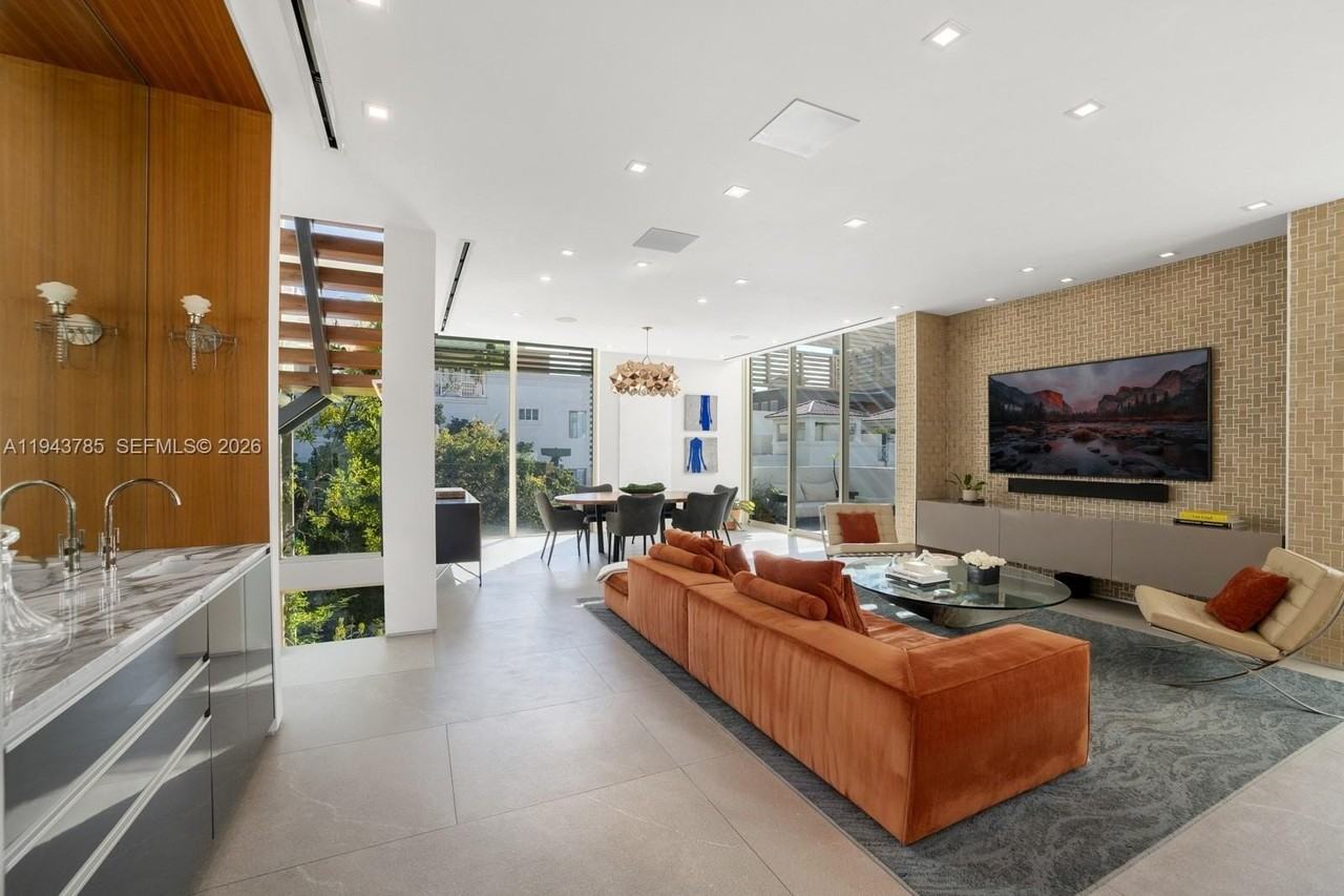 819 2nd St - Photo 5 of 32