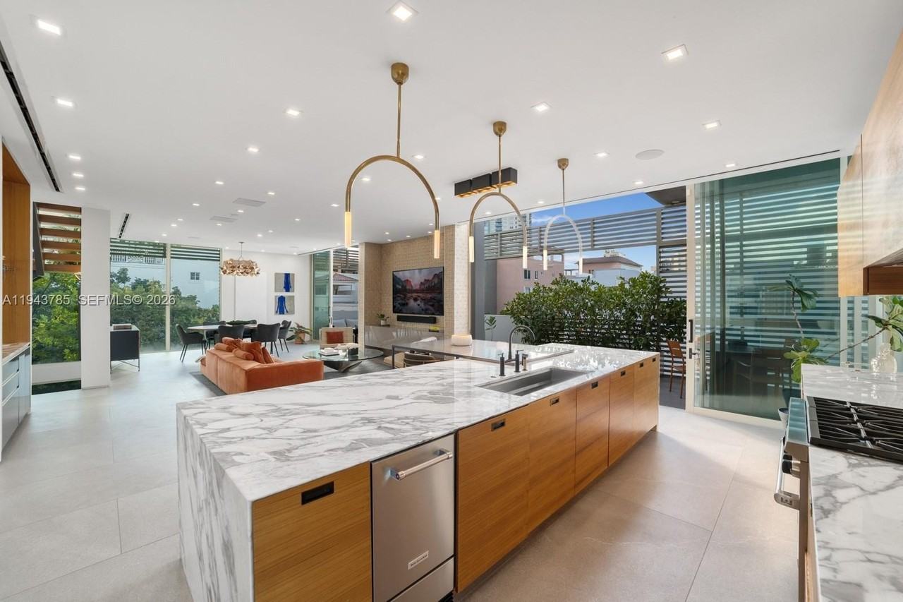 819 2nd St - Photo 7 of 32