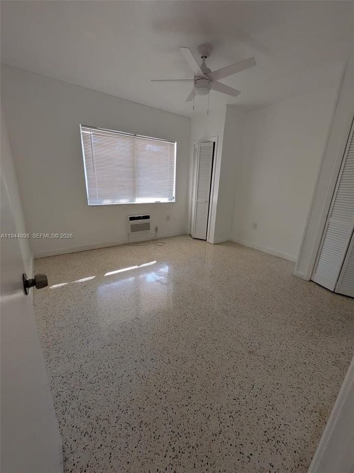 401 Sw 10th St #1 - Photo 5 of 9