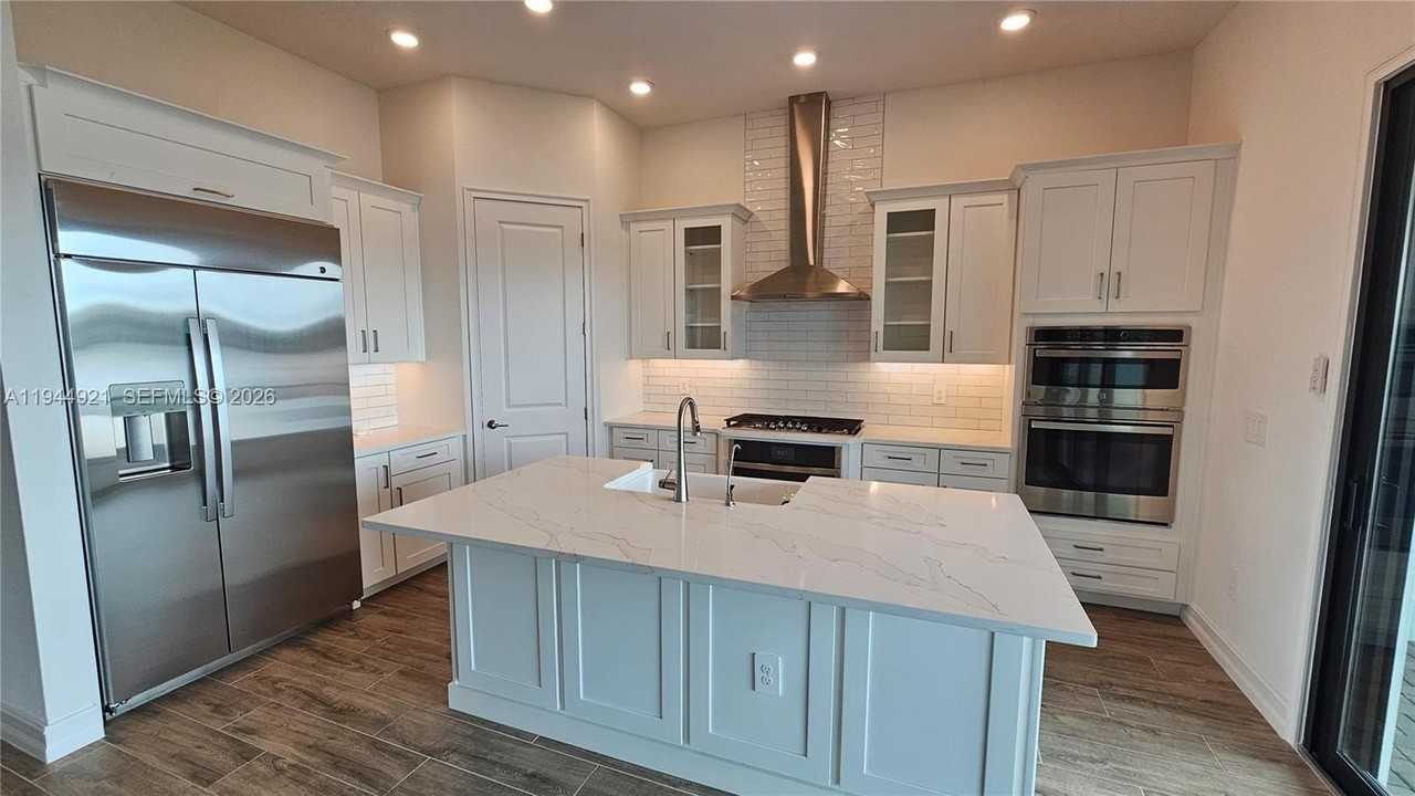 1112 Seagrape Dr - Photo 2 of 18