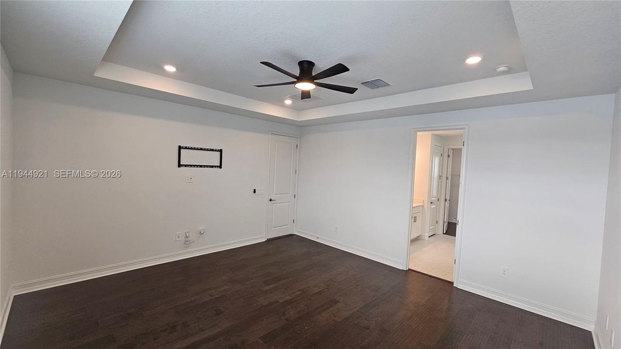 1112 Seagrape Dr - Photo 4 of 18