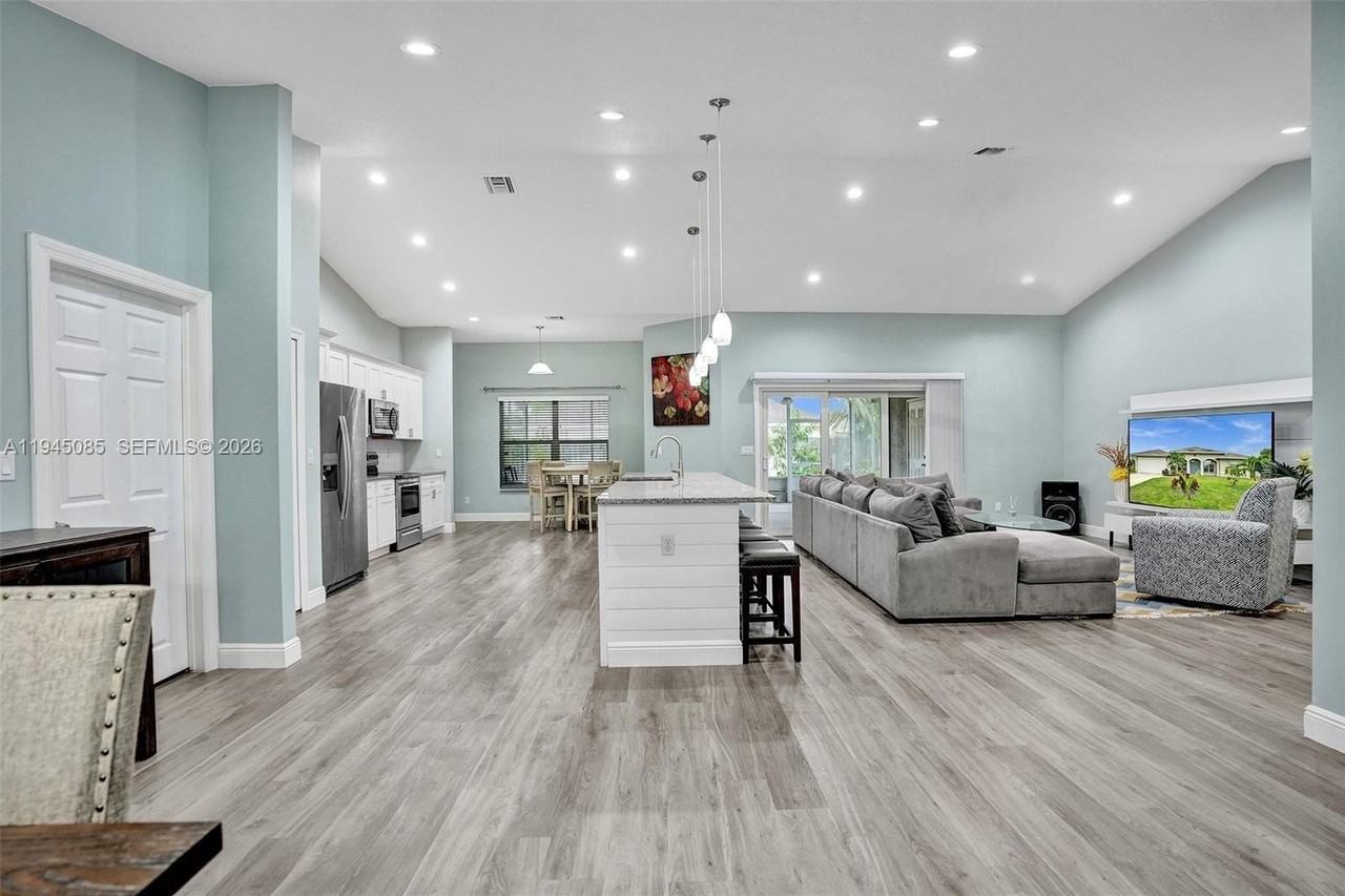 126 Nw Heather St #1 - Photo 4 of 14