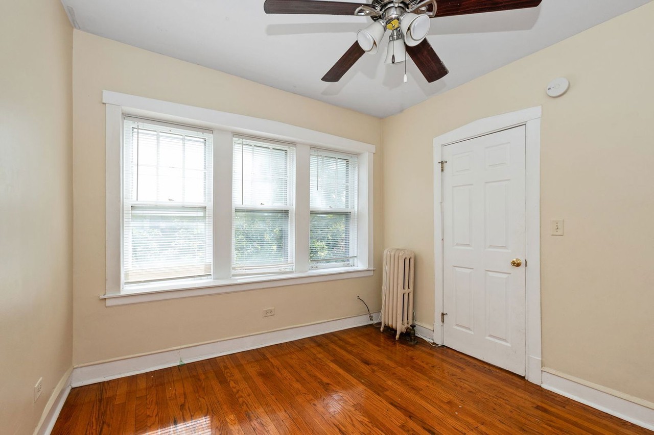 6155 S Albany Ave - Photo 3 of 4