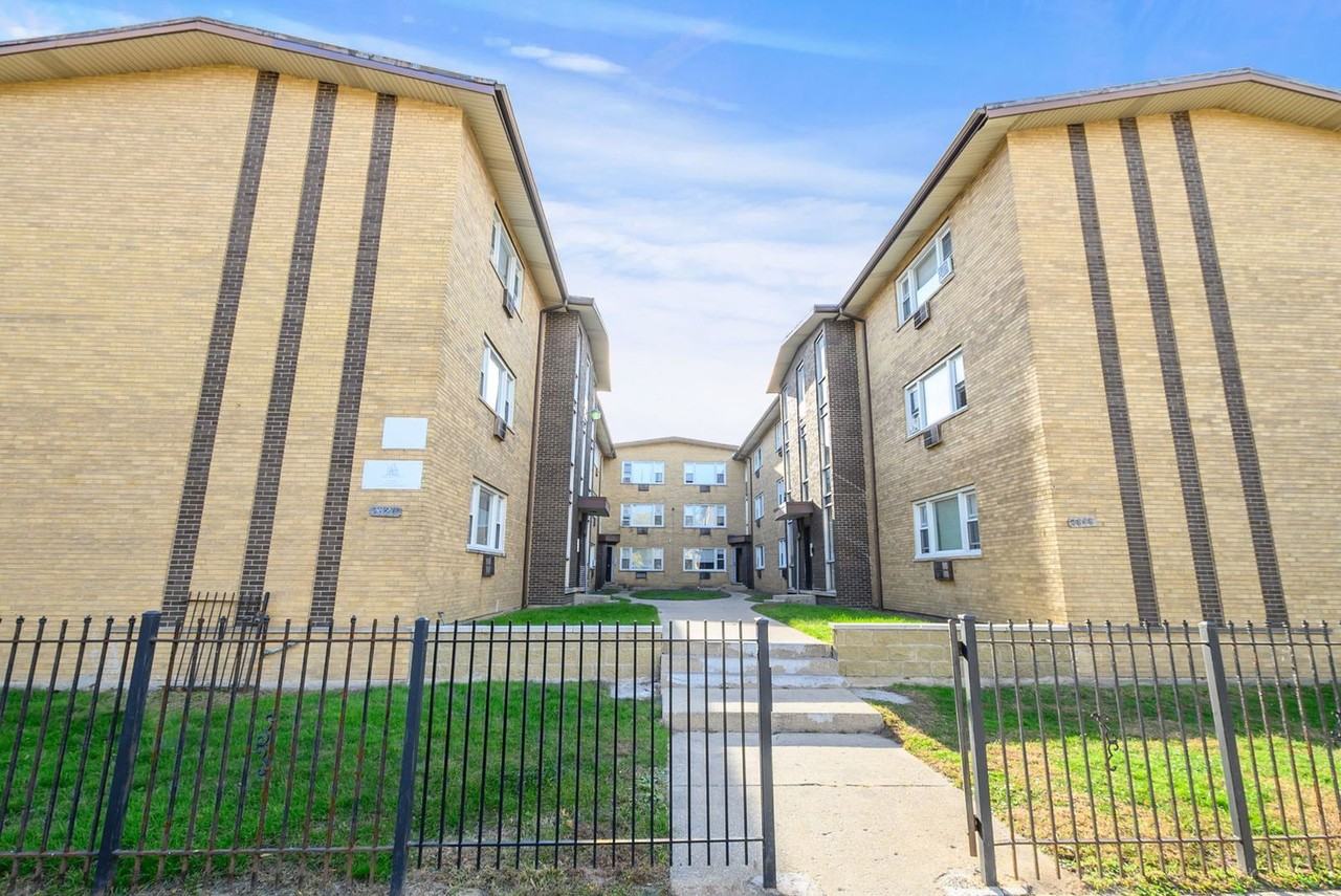 7820 S South Shore Dr - Photo 2 of 8