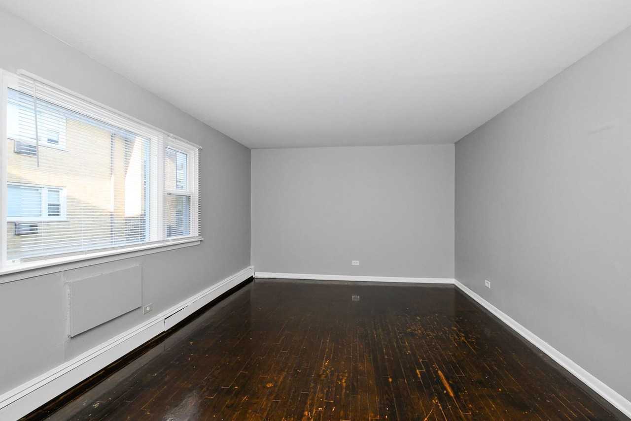 7820 S South Shore Dr - Photo 3 of 8