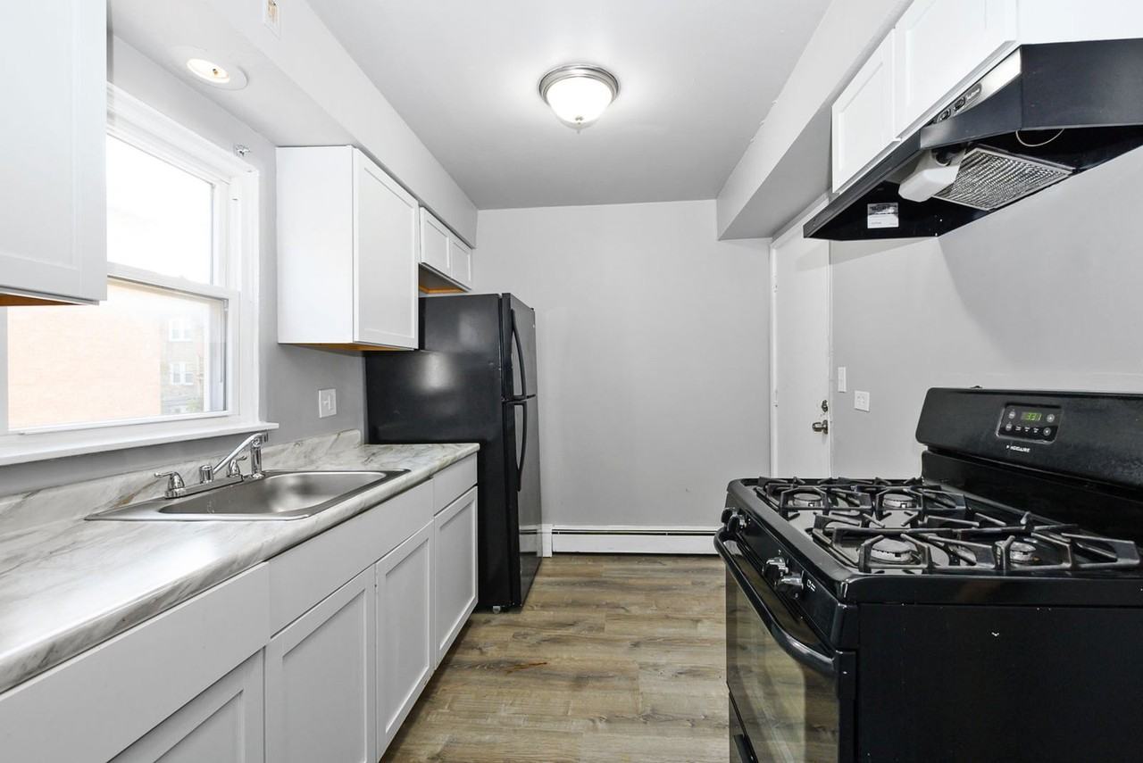 7820 S South Shore Dr - Photo 6 of 8