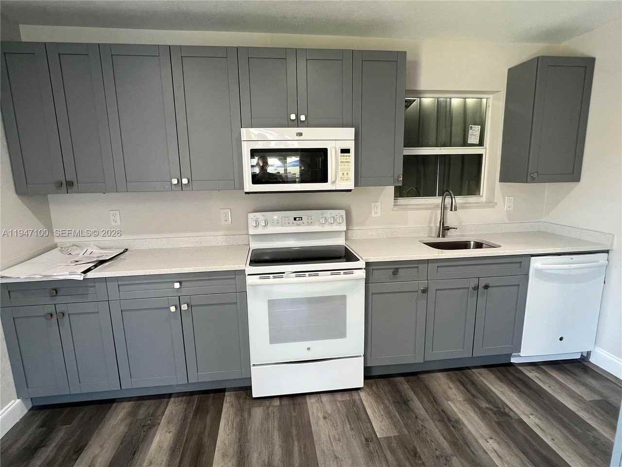 2837 Nw 8th St - Photo 2 of 18