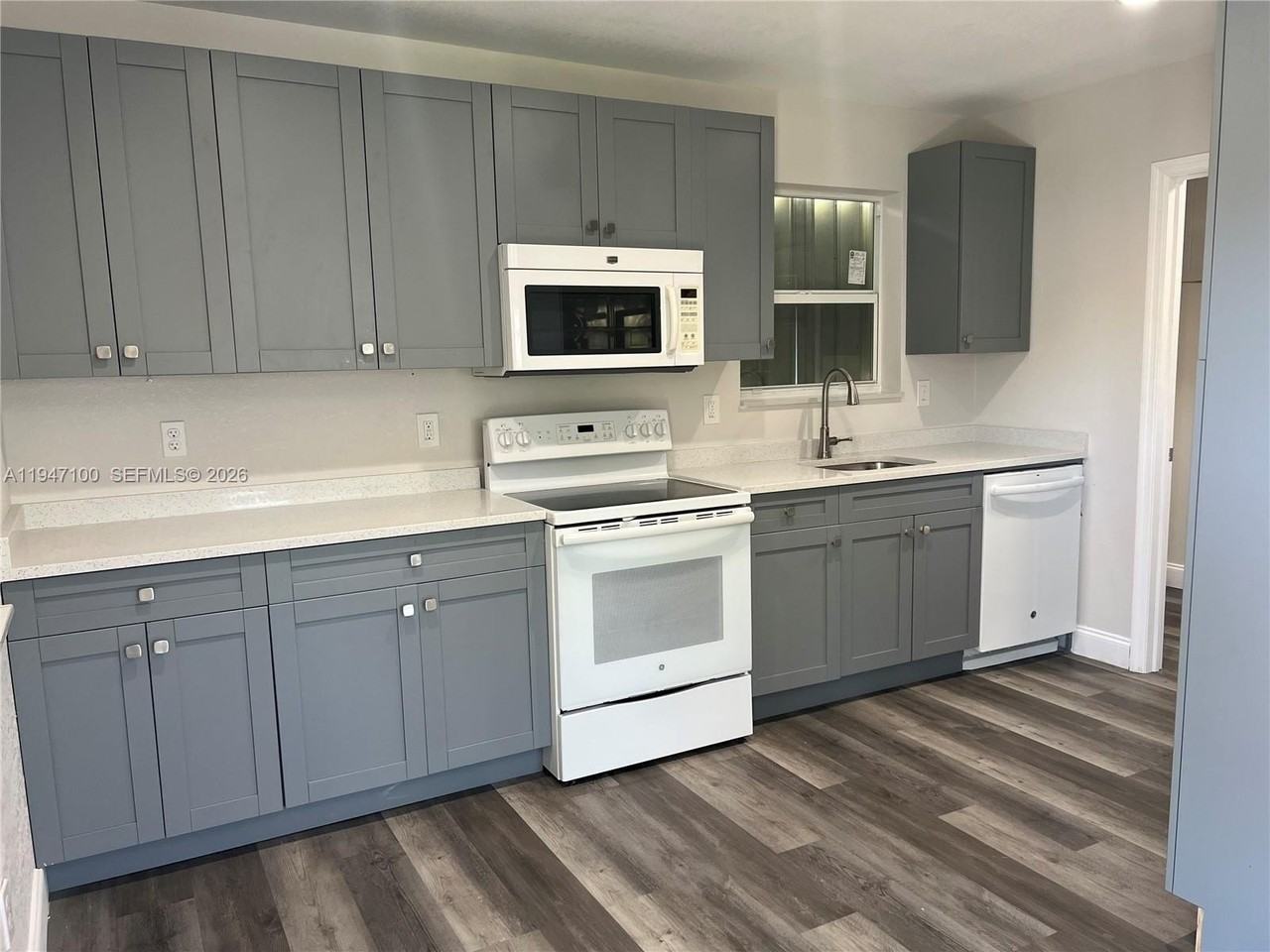 2837 Nw 8th St - Photo 3 of 18