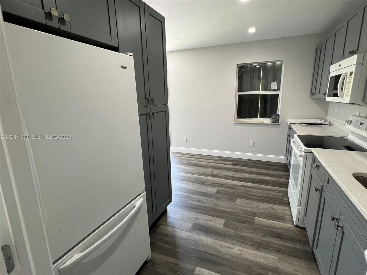 2837 Nw 8th St - Photo 4 of 18