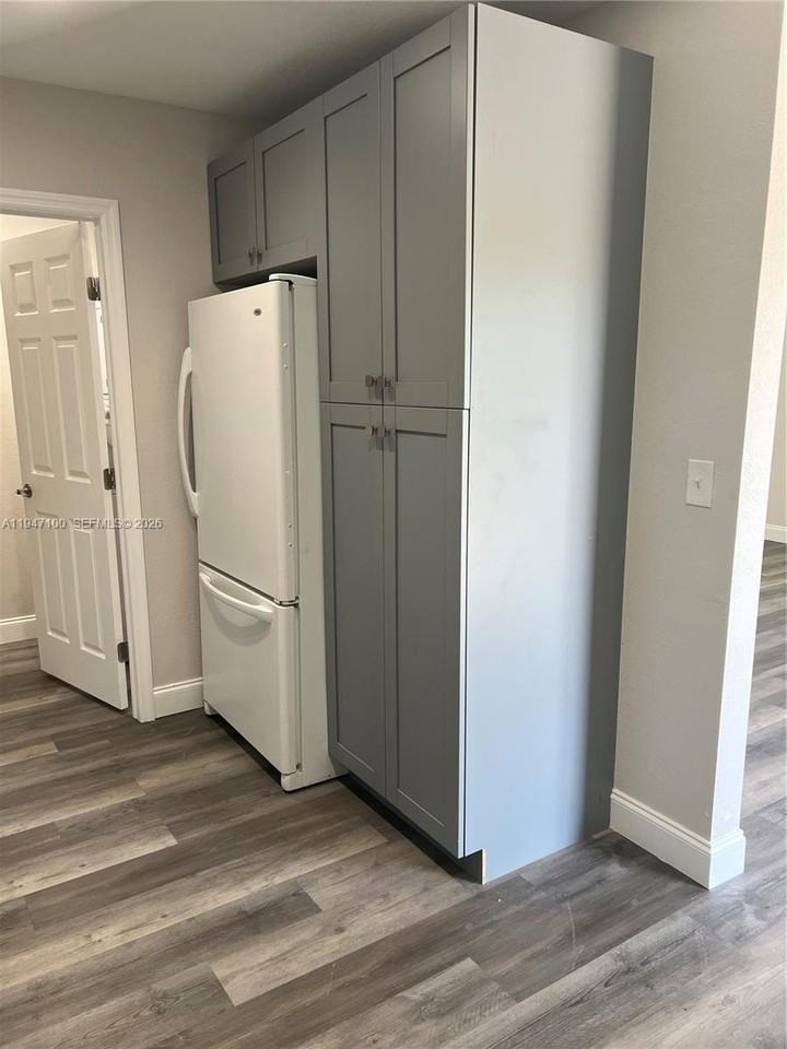 2837 Nw 8th St - Photo 5 of 18