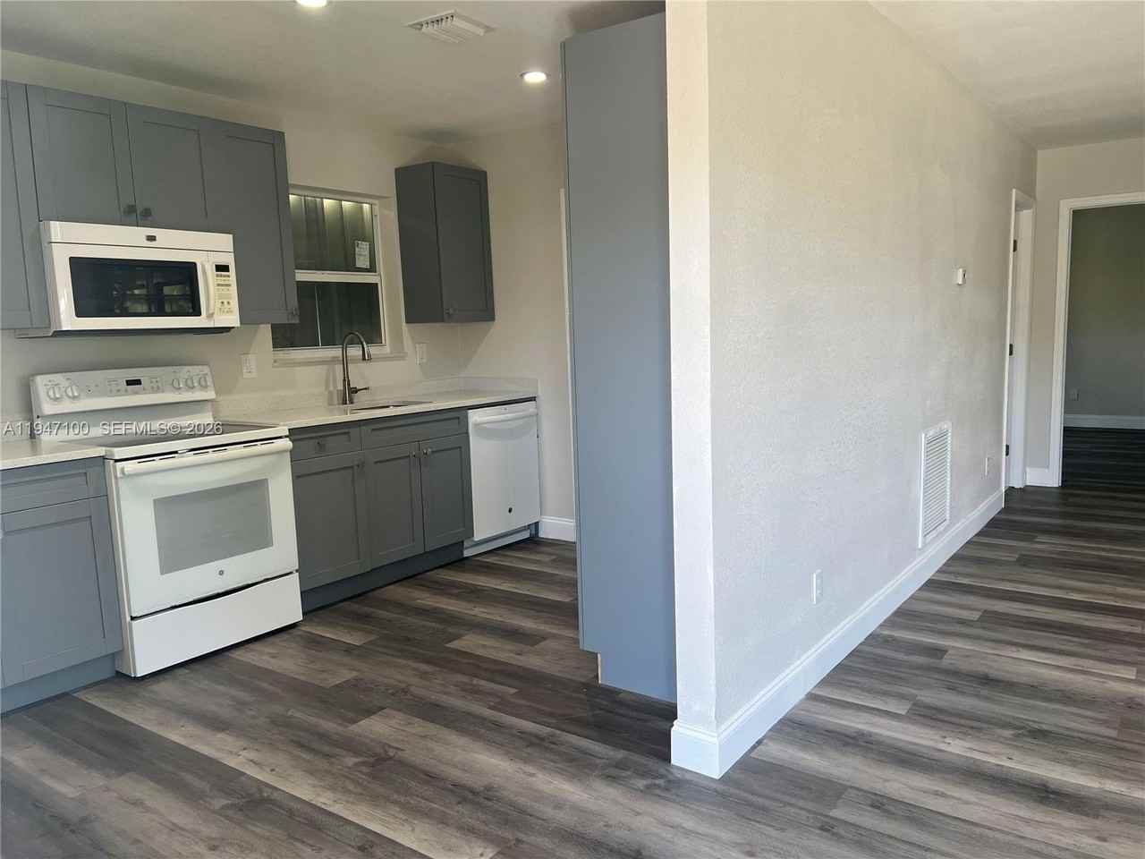 2837 Nw 8th St - Photo 6 of 18