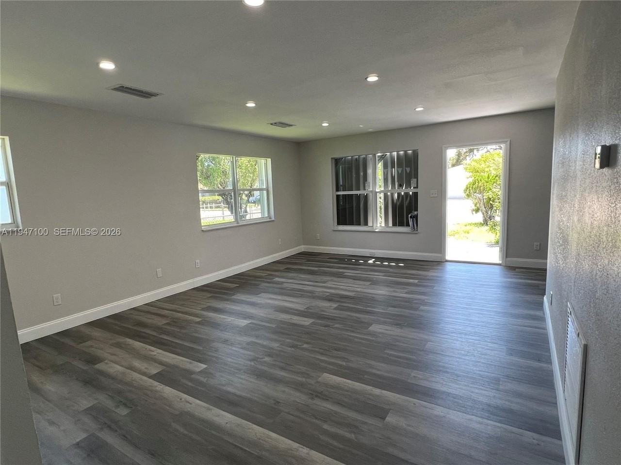 2837 Nw 8th St - Photo 7 of 18