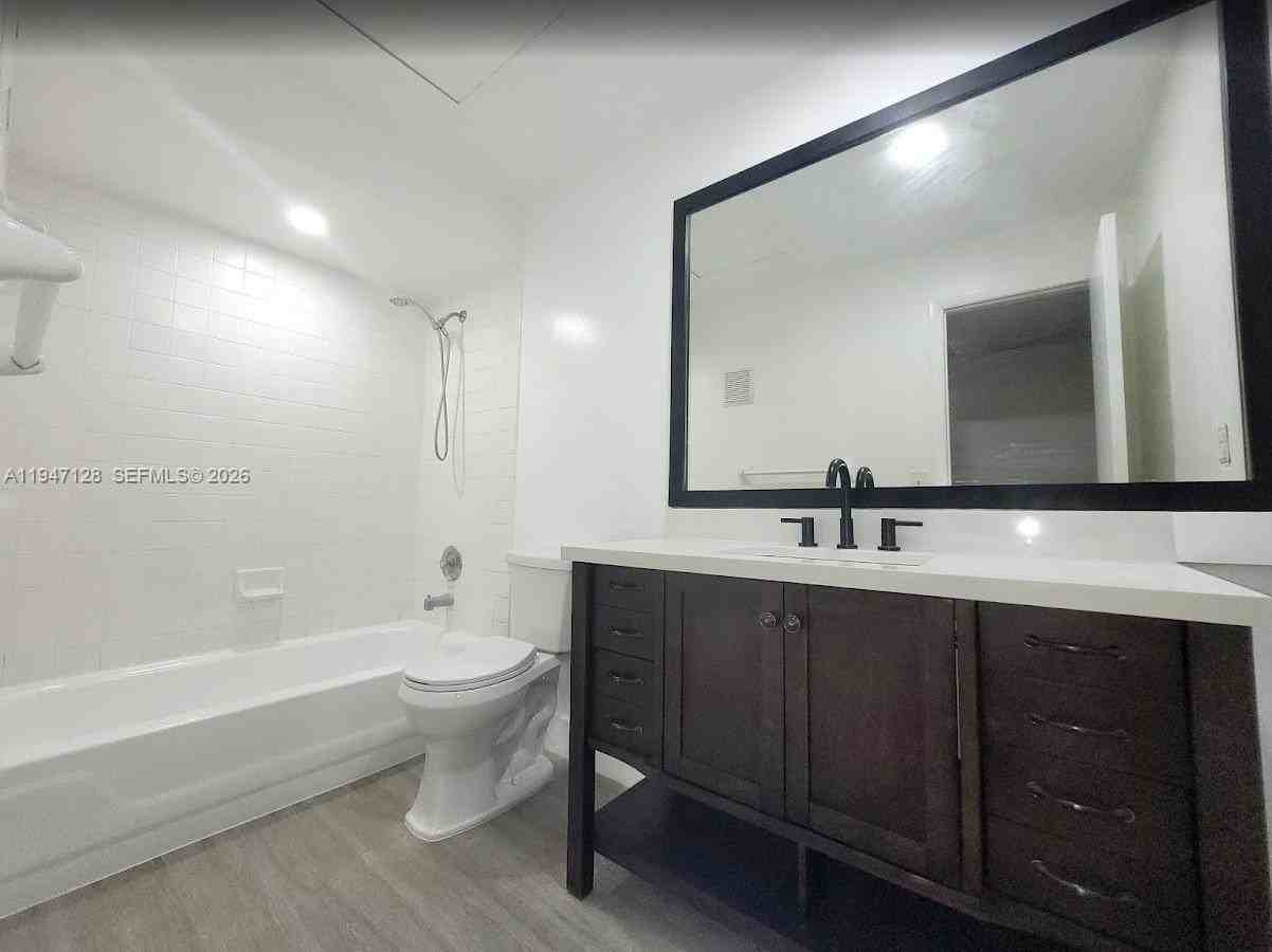 468 Ne 206th Ln #202 - Photo 6 of 27