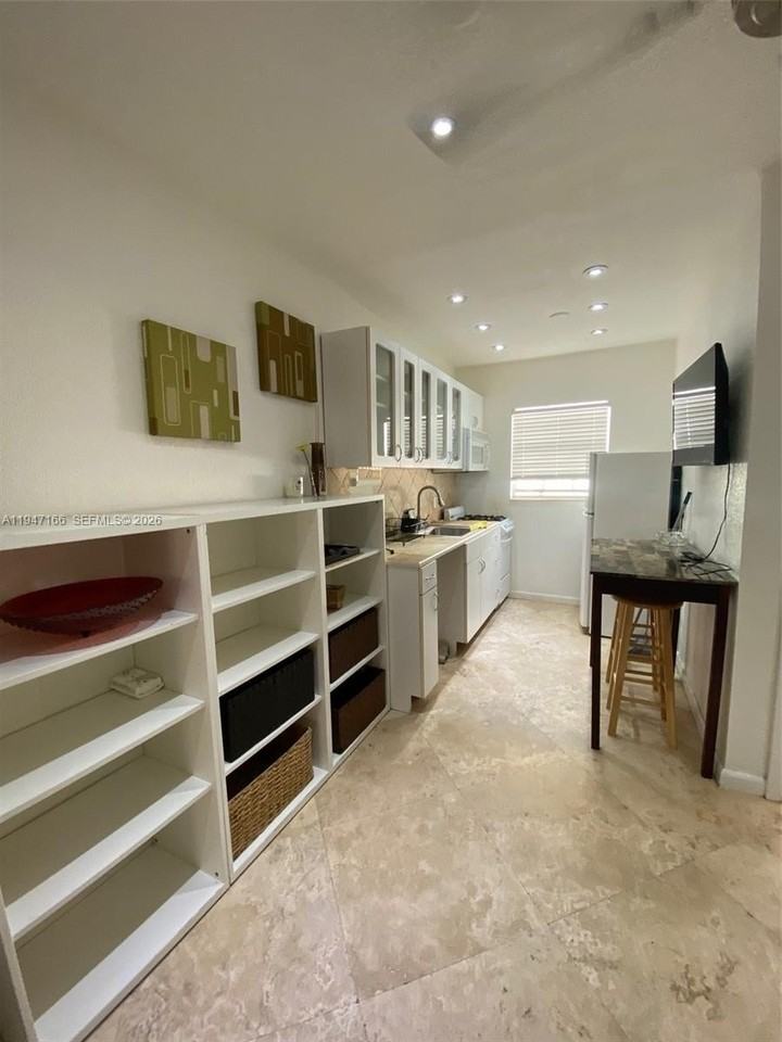 635 8th St #203 - Photo 5 of 20