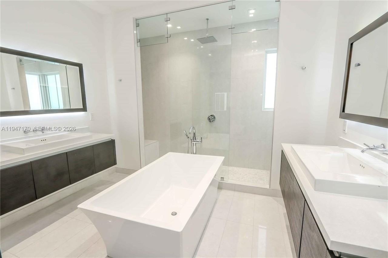 3375 Nw 82nd Ct - Photo 7 of 9