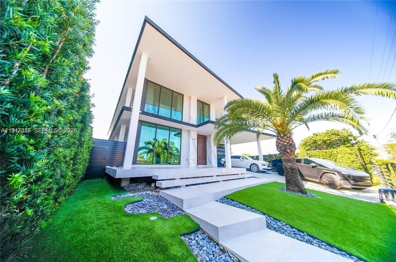 7520 W Treasure Dr #0 - Photo 2 of 34