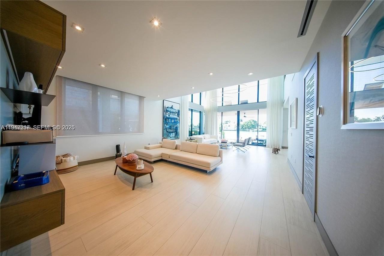 7520 W Treasure Dr #0 - Photo 4 of 34