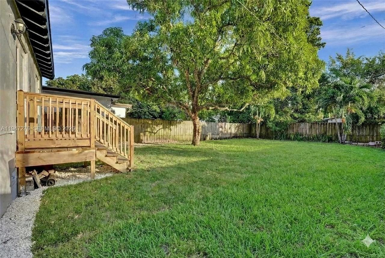 170 Nw 46th St - Photo 3 of 8